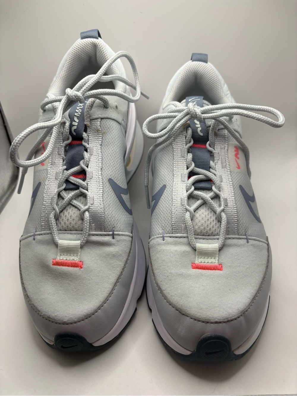 Nike Air Max Gray/White Interlock Lightweight Sneaker Women’s Size 8 DQ2904-400 - Picture 4 of 13